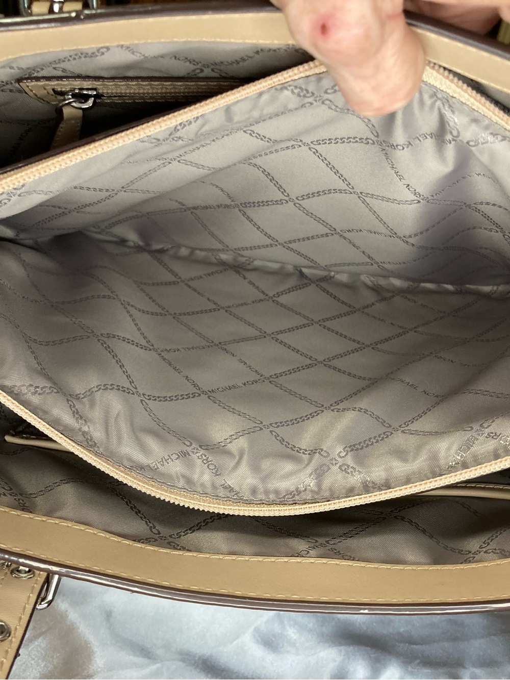 Michael Kors Voyager Large Silver Patent Logo Debossed East - West Tote Bag NWOT - Picture 13 of 16